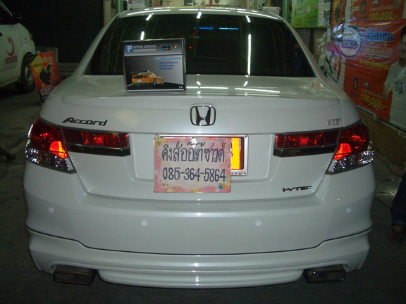 ลูกค้านำ รถยนต์ HONDA ACCORD 2012 มาติดตั้งเซนเซอร์ถอยหลัง 4 จุด มีจอ กับทางร้าน